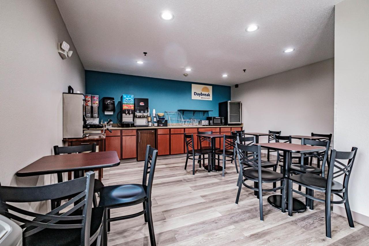 Days Inn By Wyndham Brunswick Bath Area Bagian luar foto