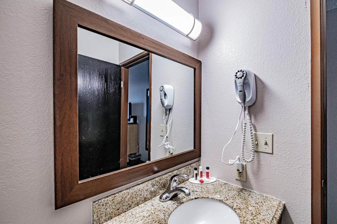 Days Inn By Wyndham Brunswick Bath Area Bagian luar foto