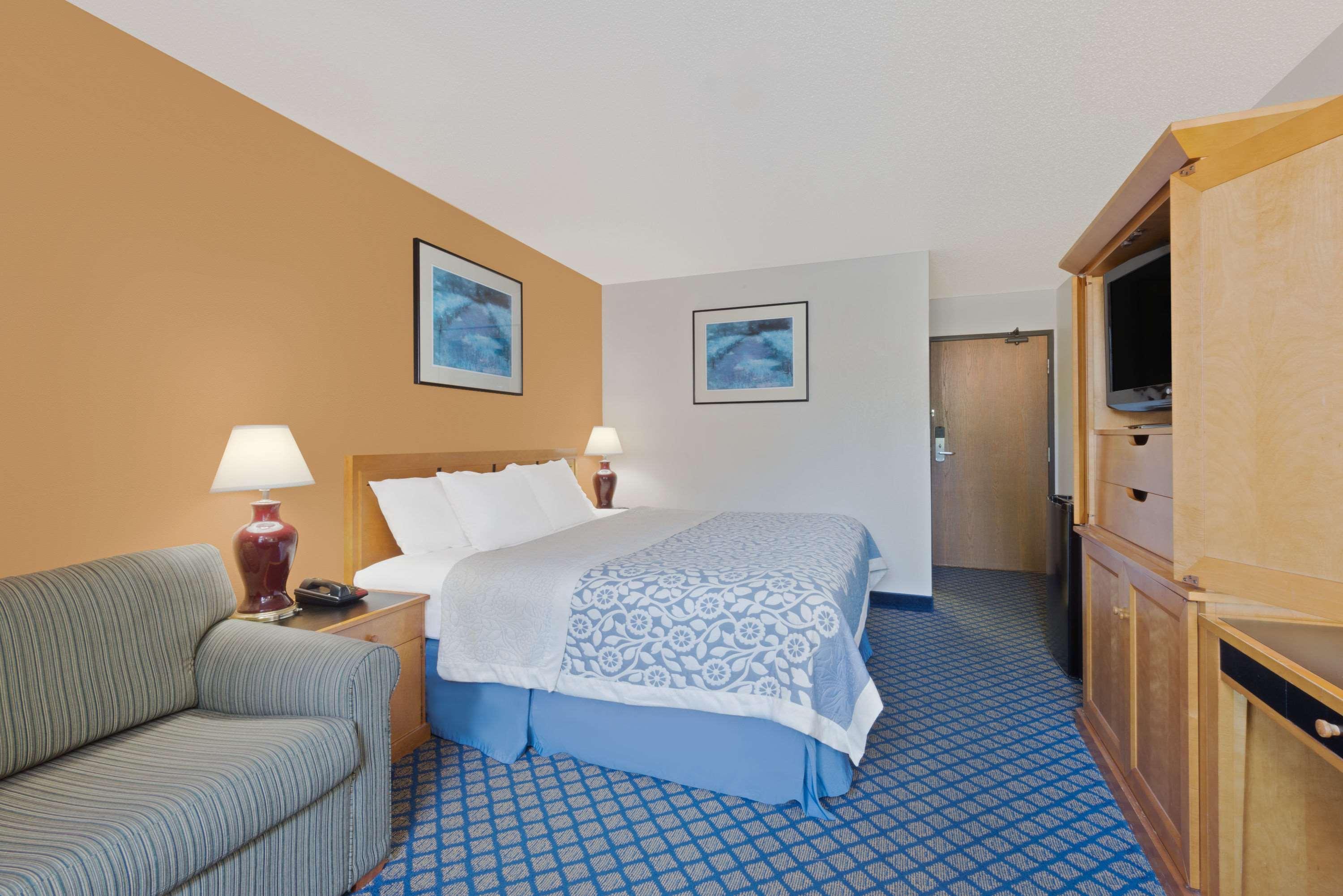 Days Inn By Wyndham Brunswick Bath Area Bagian luar foto