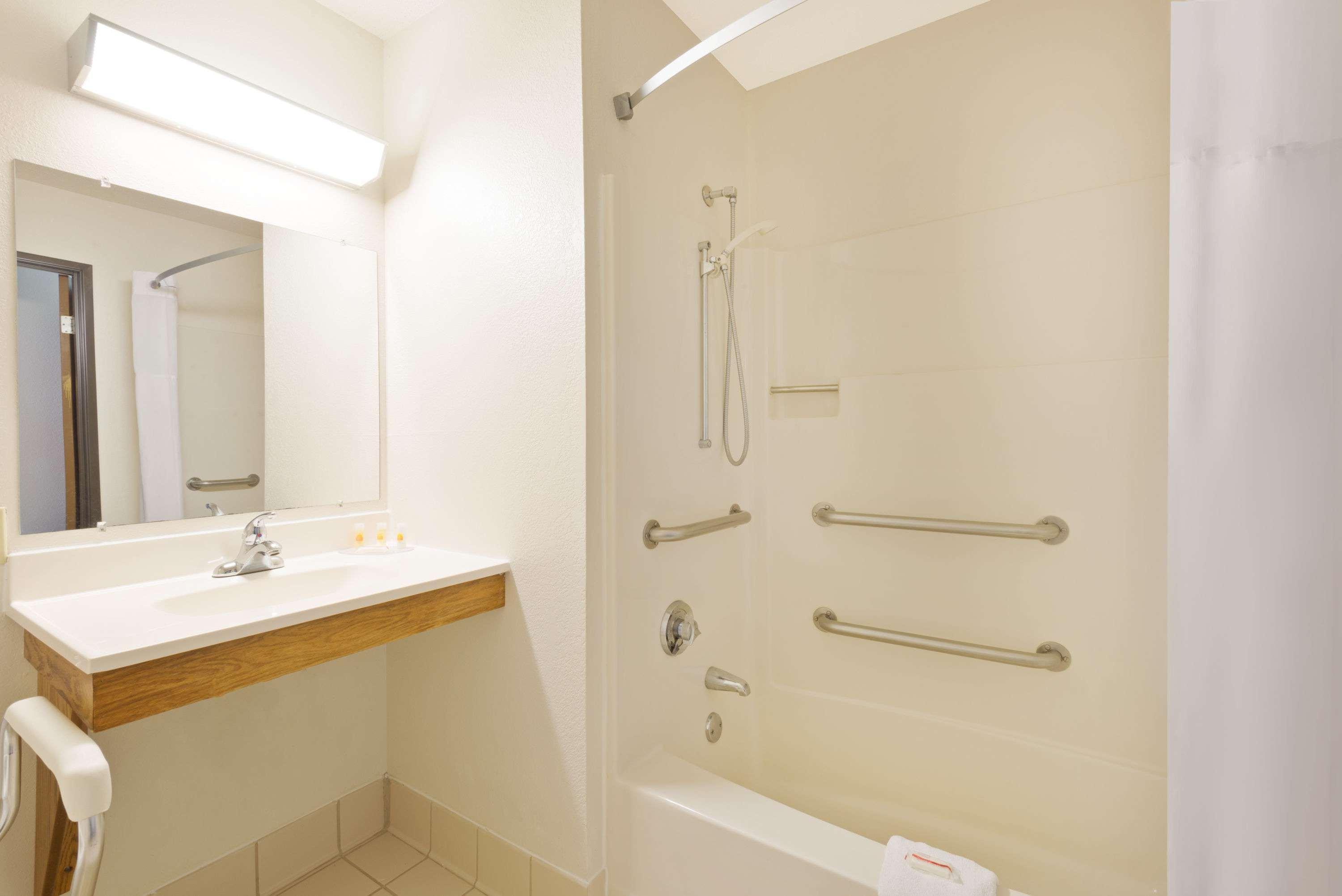 Days Inn By Wyndham Brunswick Bath Area Bagian luar foto