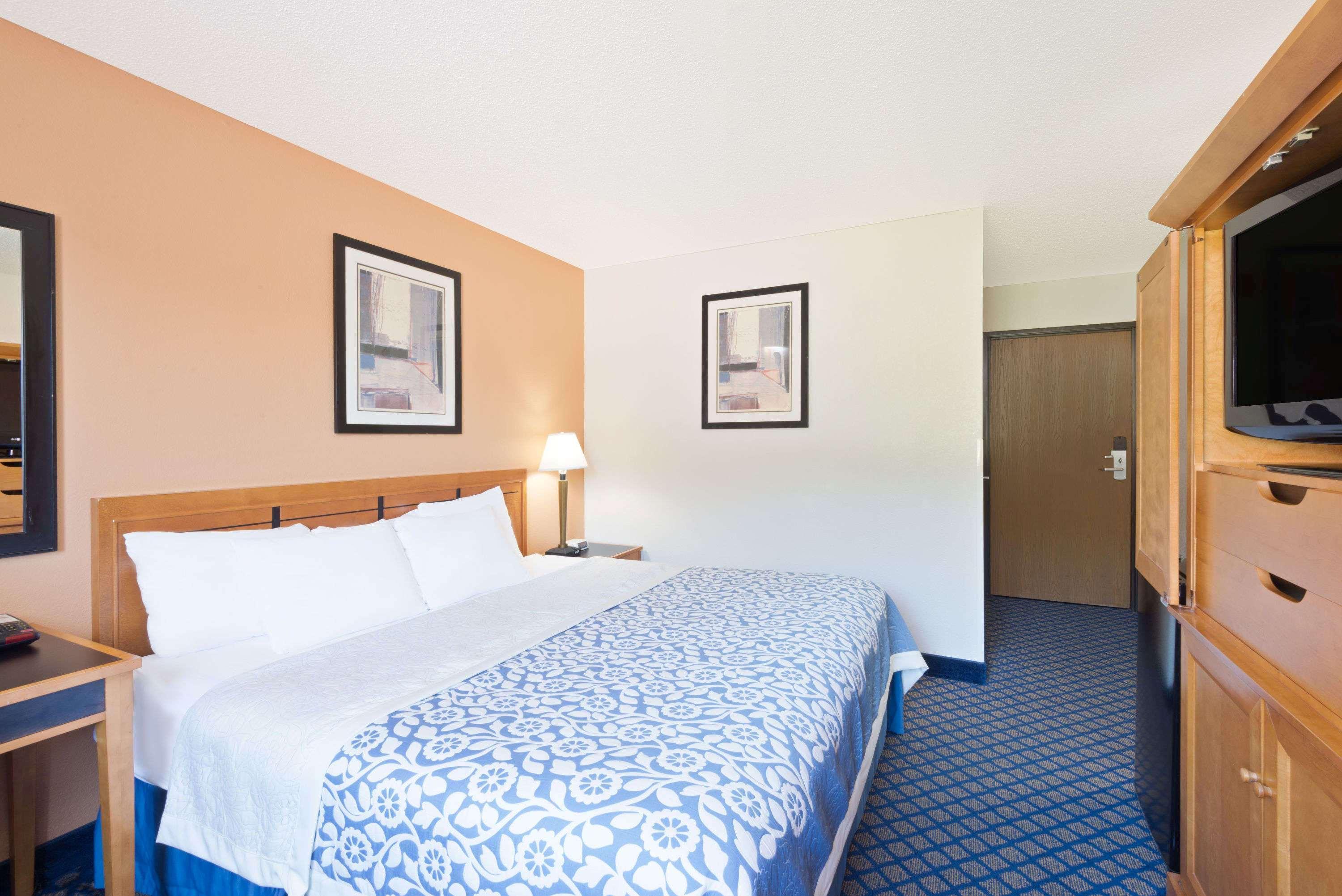 Days Inn By Wyndham Brunswick Bath Area Bagian luar foto
