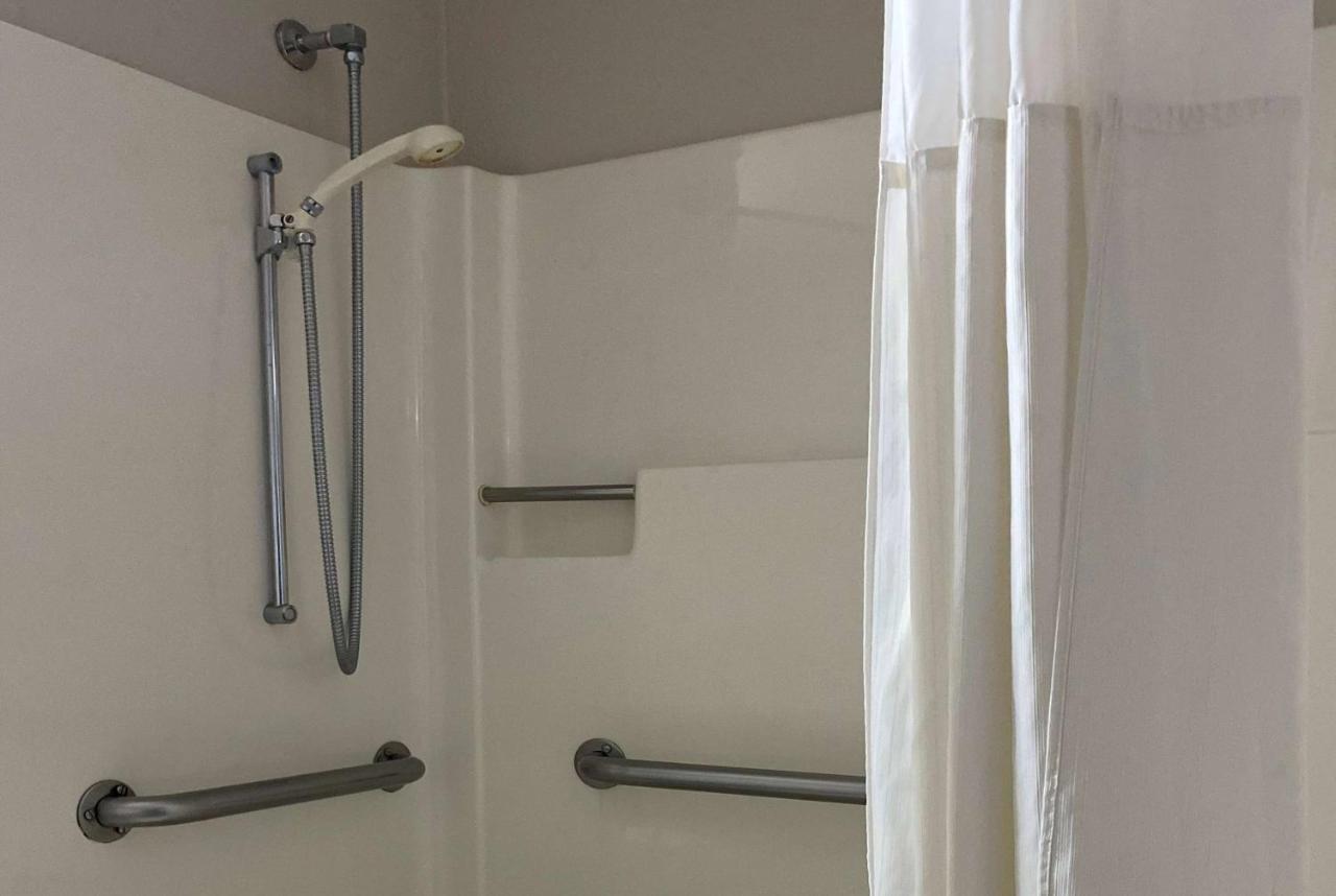 Days Inn By Wyndham Brunswick Bath Area Bagian luar foto