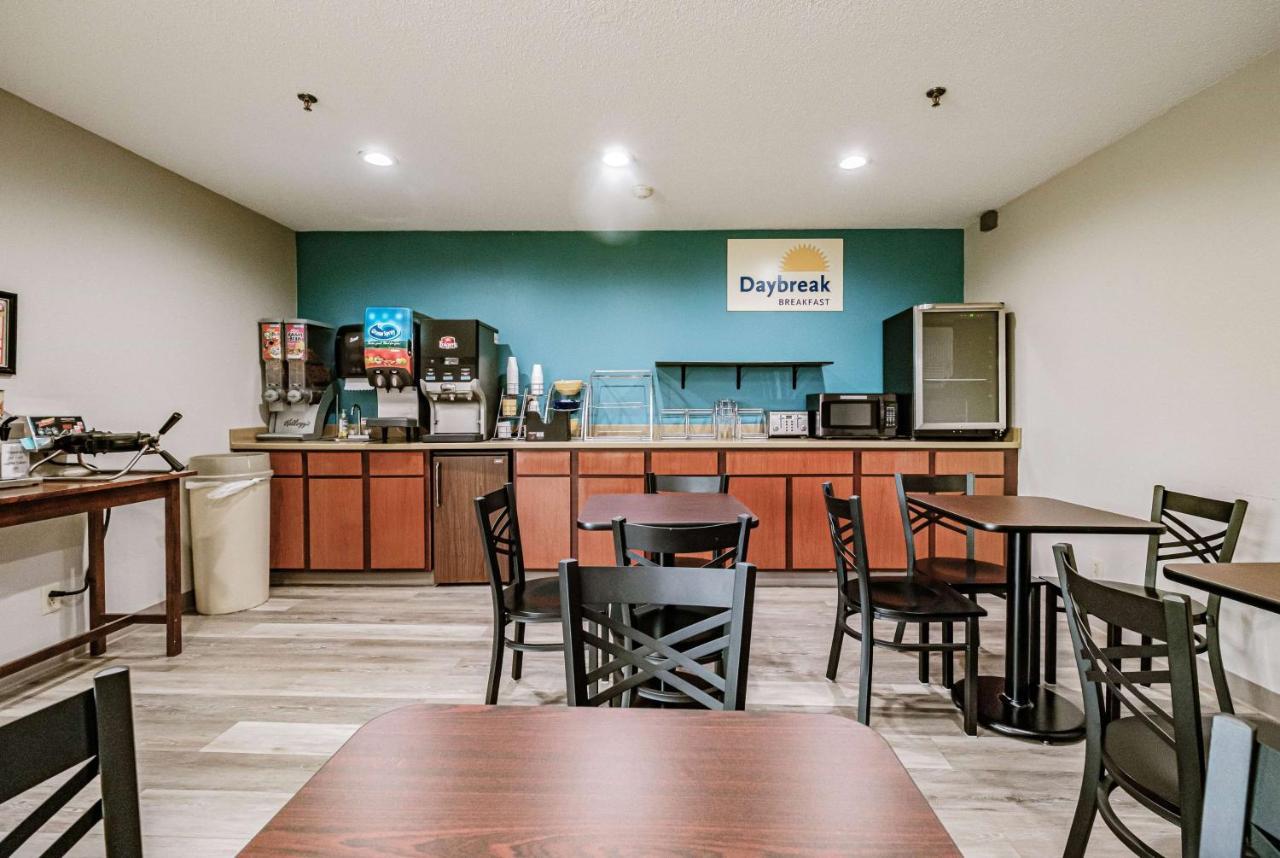 Days Inn By Wyndham Brunswick Bath Area Bagian luar foto