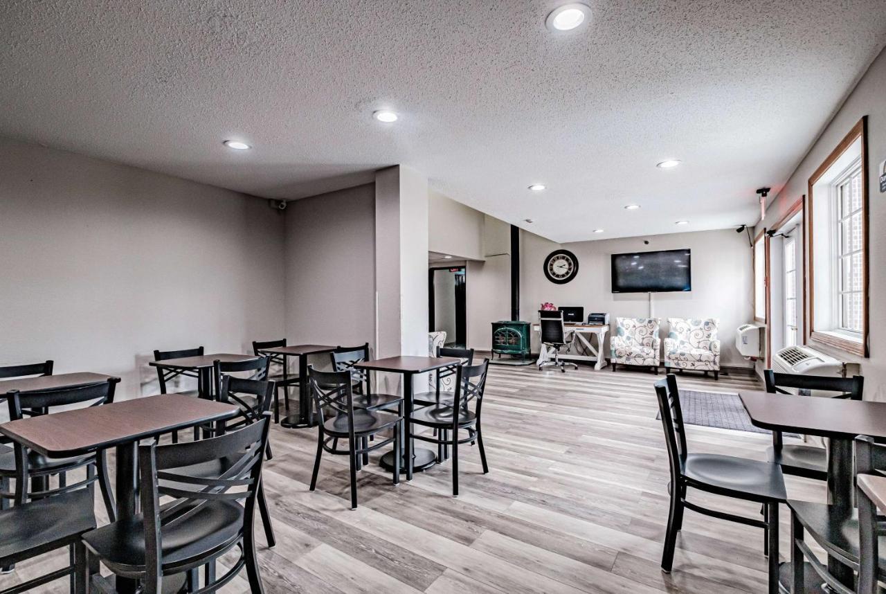 Days Inn By Wyndham Brunswick Bath Area Bagian luar foto